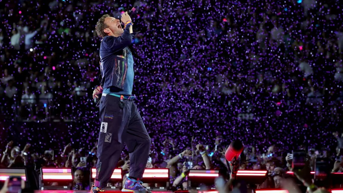 ¡Sospechoso! La kiss cam de Coldplay desata escándalo viral por reacción inesperada